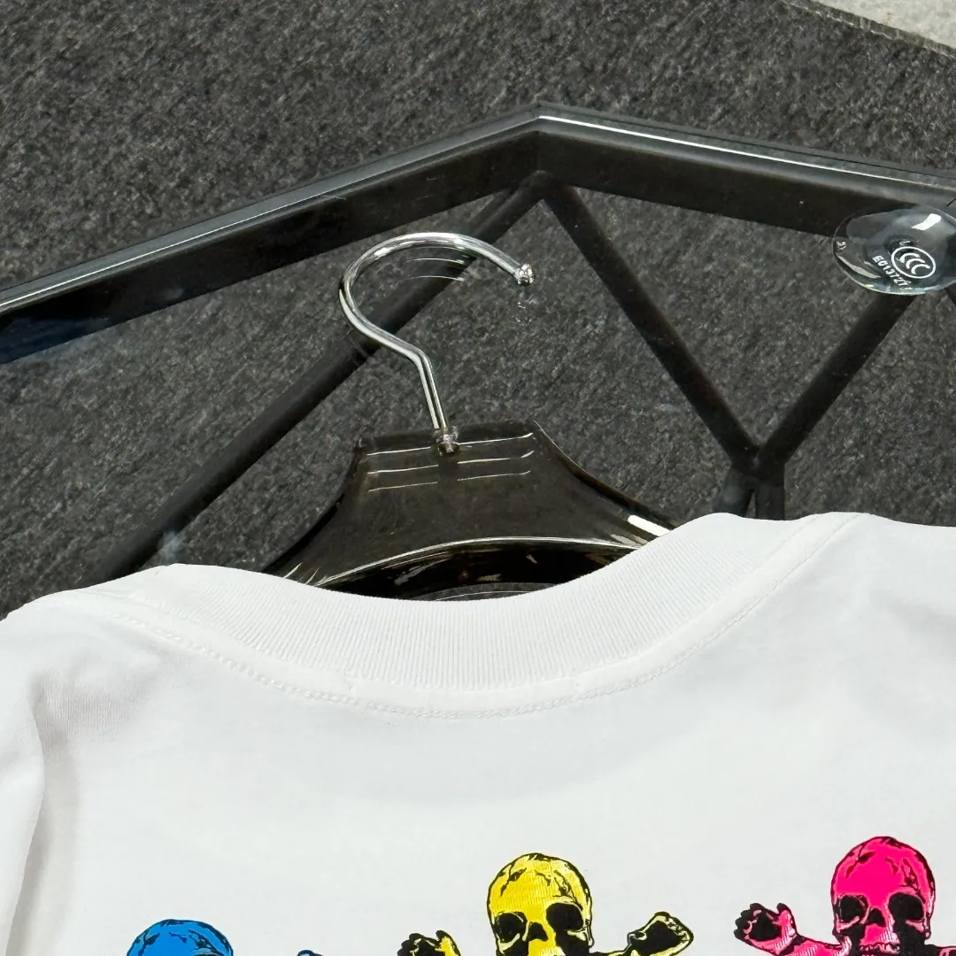 P180 Chrome Hearts Chrome Hearts 25 high-end versions. The fabric is made of 300 grams of high-density pure cotton. It does not deform or shrink. It has three labels. It is the same style for men and women. Technology: suede foaming + digital printing. Color: white, black. SIZE: S-XL.